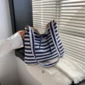 Blau-weiße gestreifte Leinen Schultertasche, lässige große Alltagstasche, navy Variante. - Marineblau