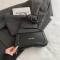 Schicke schwarze Schultertasche für Damen, minimalistische PU Leder Handtasche Pendeln. - Schwarz