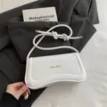 Weißes Schultertasche für Damen, elegante minimalistische PU Leder Handtasche mit Knotengurt. - Weiß
