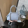 Bolso tipo almohada azul claro de estilo coreano, bolso de mano elegante y cruzado para mujeres. - Sin colgante / Azul