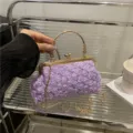 Elegante violette Rosen Clutch Abendtasche Mini Handtasche mit Kette und Metallgriff - Lila
