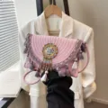 Borsa a tracolla in paglia intrecciata rosa con nappe di perline etniche per la spiaggia. - Rosa