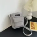 Klassische Cord Umhängetasche Damen, graue, minimalistische Freizeittasche mit Vordertasche. - Grau