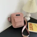 Rosa Cord Umhängetasche für Damen, koreanischer Stil einfache lässige kleine quadratische Tasche. - Rosa