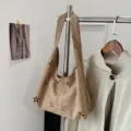 Khakifarbene Wildleder-Tasche für Damen, lässige Umhängetasche mit modischem Blumen-Design. - Khaki