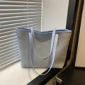 Hellblaue große Damen Schulter-Tasche, modische Sommertasche für Alltag und Pendeln. - Blau