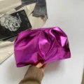 Bolso de mano tipo sobre de nube plisada de cuero PU metálico brillante para mujer, elegante. - Púrpura
