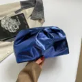 Bolso de mano tipo clutch de nube plisado en PU chic con acabado brillante y elegante. - Azul