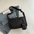 Schwarze Nylon Umhängetasche für Damen, vielseitige Freizeittasche mit praktischer kleiner Tasche. - Schwarz