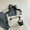 Japanische minimalistische weiße Umhängetasche mit Schultergurt und kleiner Tasche für Damen. - Weiß