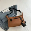 Braune Umhängetasche für Damen, vielseitige Nylon-Crossbody-Tasche mit Gurt und kleiner Tasche. - Braun