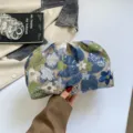 Sac pochette plissé brodé de fleurs bleues chic, sac à main de mode féminine tendance d'été. - Bleu