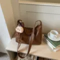 Ρετρό καφέ δερμάτινη τσάντα ώμου PU, μεγάλη casual tote τσάντα με χαριτωμένο χνουδωτό κρεμαστό. - Με Κρεμαστό / S / Καφέ