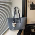 Modische graue große Shopper Handtasche mit süßem Hasenanhänger für Damen Pendeln. - Mit Anhänger / Blau