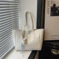 Beige PU Leder große Kapazität Shopper Tasche, lässige Pendler Umhängetasche mit Bär Anhänger. - Mit Anhänger / Weiß