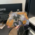Κομψή γυναικεία τσάντα clutch με κεντημένα λουλούδια από παιγιέτες και κομψή αλυσίδα. - Πορτοκαλί