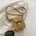 Sac à bandoulière vertical uni pour téléphone portable avec boucle en bois chic, design élégant. - Marron