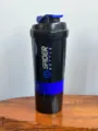 Dreischichtiger Kunststoff Shaker Becher für Proteinpulver Fitness Sport Mixbecher Deckel. - 500ml / Blau