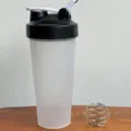 Αθλητικό μπουκάλι shaker για πρωτεΐνη γυμναστηρίου με μπάλα ανάδευσης στεγανό 700ml - 600ml / Μαύρο + Λευκό