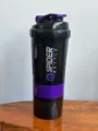 3-Schichten Protein Shaker Flasche für Fitness und Sport mit auslaufsicherem Klappdeckel. - 500ml / Lila