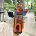 Vue détail de la bouteille d'eau en plastique portable avec infuseur à thé et couvercle. - 420ml / Noir