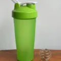 Green plastic fitness shaker bottle with mixing ball, portable protein powder cup, leakproof. - 600ml / Green