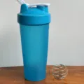 Outdoor fitness shaker bottle protein powder mixing cup portable leakproof milk shake cup - 600ml / Sky Blue