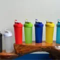 Colorful plastic protein shaker bottle with portable lid for fitness gym workouts and outdoor sports. - 600ml / Mixed Colors