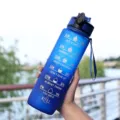 Grande bouteille d'eau en plastique mat avec indicateur de temps pour le sport fitness. - 1000ML / Bleu saphir