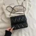 Schwarze gesteppte Umhängetasche für Damen mit schicker Kette und goldenem Kugelversteller. - Schwarz