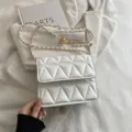 Weiße gesteppte Umhängetasche für Damen, elegante Ledertasche mit schickem Kettenriemen. - Weiß