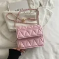Rosa gesteppte Umhaengetasche mit eleganter Kette modische Schultertasche fuer Damen neu. - Rosa