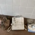 Κομψό λευκό μίνι σακίδιο πλάτης για γυναίκες, στιλάτη τσάντα από συνθετικό δέρμα με φιόγκους. - Με Κρεμαστό / Λευκό