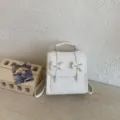 Mini zaino bianco da donna, grazioso piccolo zainetto con fiocco e borsa casual. - senza ciondolo / Bianco