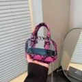 Sac à main coquille transparente motif serpent avec chaîne, sac bandoulière tendance et élégant. - Rose rouge