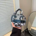Sac à main coquillage transparent avec motif serpent noir et blanc et chaîne métallique. - Blanc