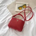 Bolso bandolera rojo de lentejuelas para mujer, elegante bolso con hebilla V dorada. - Rojo