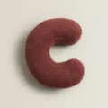 Coussin lettre C en sherpa rouge foncé, oreiller décoratif doux pour canapé et lit. - Lettre C