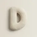 Coussin lettre D en sherpa beige, oreiller alphabet doux en polaire pour deco de canape. - Lettre D