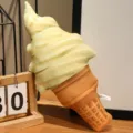 Süßes Eiscreme Plüschkissen, weiche Waffel Stoffpuppe, tolles Geschenk für Kinder und Deko. - Banane