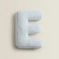 Coussin lettre E en sherpa bleu clair, oreiller alphabet en polaire douce pour salon. - Lettre E