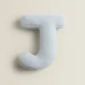 Coussin décoratif lettre J en polaire bleu clair, oreiller alphabet doux pour canapé. - Lettre J