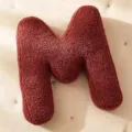 Coussin decoratif lettre M rouge, oreiller pelucheux en tissu bouclette pour canape. - M