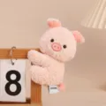 Süßes rosa Schweinchen Plüschtier Detailaufnahme, weiches Stofftier Hängepuppe Zimmer Deko. - Schwein
