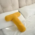 Coussin décoratif en peluche en forme de lettre T jaune, oreiller doux pour le canapé - Lettre T