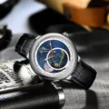 Nahaufnahme der automatischen mechanischen Uhr mit Sternzifferblatt und Lederarmband. - Sternenhimmel Silber