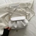 Damen weiße plissierte Umhängetasche PU Leder lässige Crossbody Satteltasche Tasche - Weiß