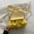 Gelbe plissierte Umhängetasche für Damen, stylische Satteltasche mit verstellbarem Gurt. - Gelb
