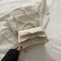 Elegante weiße Handtasche mit schicker Schleife und Monogramm-Design für den stilvollen Alltag. - Weiß