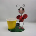 Detail van metalen bijenbeeldje, schattige vetplanten bloempot voor huisdecoratie. - Geel